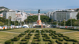 Vista do Parque Eduardo VII, em Lisboa, com seus jardins alinhados e a cidade ao fundo. É neste cenário que se insinua a infância do protagonista, onde o mundo parecia maior do que ele conseguiria ocupar. Ali começam as memórias de um homem que, desde cedo, aprendeu a existir à margem