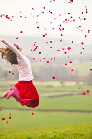 Uma criança jogando flores