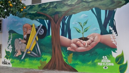 Mural de Van Der Tez ("Siesta Man") de noviembre de 2022 en el centro ciudadano Rafael González Luna, en el número 2 de la calle Virgen de la Candelaria, Málaga, España