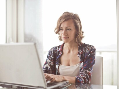 Lavorare seguendo le regole,  fare il proprio dovere, sentirsi parte di un flusso che procede in canali codificati e condivisi da tutti ci dà una bella sensazione