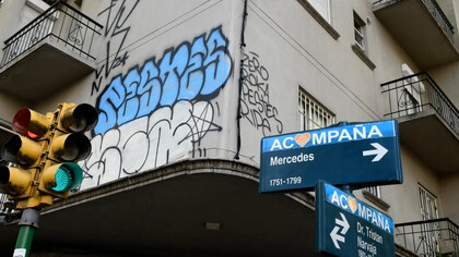 Grafitis en la esquina de Tristán Narvaja y Mercedes, Montevideo, Uruguay