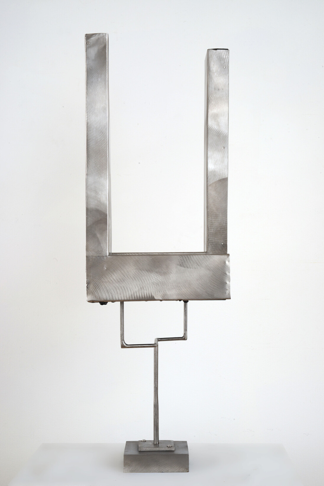 George Rickey, Conversation – Mondrian Meets Malevich, 1990, stainless steel, edition 2/3, 76.2 x 24.1 x 20.3 cm. Courtesy of Marlborough Fine Art