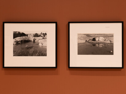 Laura Aguilar, Desnudos en la naturaleza, vista de exhibición. Cortesía de Phoenix Art Museum
