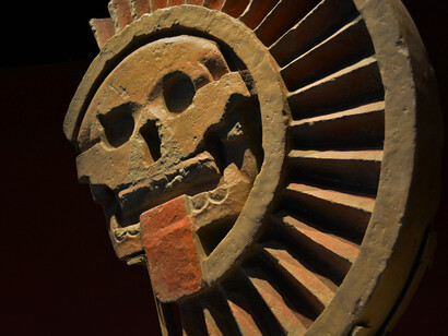 Esta escultura conocida como disco de la muerte fue encontrada en 1963 en la Plaza de la Pirámide del Sol, Teotihuacan; podría estar relacionada con Mictlantecuhtli, dios de la muerte