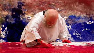 Hermann Nitsch trabajando en una nueva obra