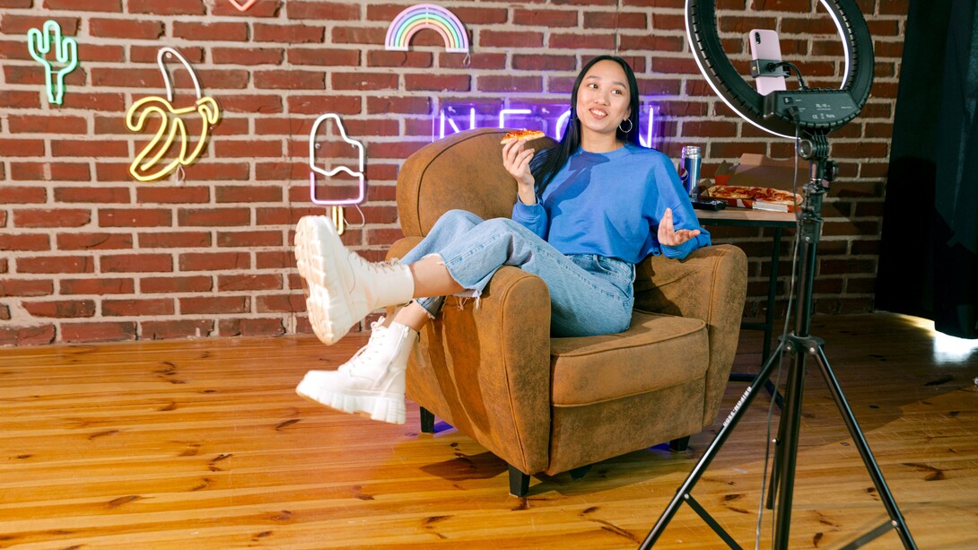 Jovem come pizza enquanto faz video ao vivo