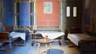 Triclinio invernale con pittura murale, in stile pompeiano, replica idealizzata di una villa romana, Aschaffenburg, Germania, foto di Carole Raddato