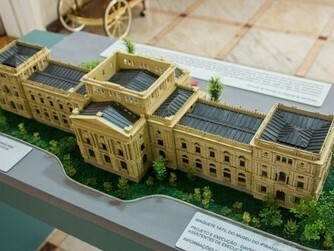 O museu também se conecta ao mundo digital, permitindo que pessoas de diferentes países explorem seu acervo online. Dessa forma, o Museu do Ipiranga ultrapassa fronteiras físicas e se torna patrimônio global