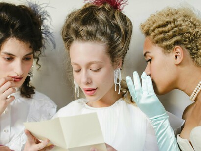 Mulheres segredam entre si. Acontece que meu avô faleceu, ela se casou novamente com um homem muito rico, aliás. Ela nem esperou o defunto esfriar, foi o que se disse pela cidade. Nós nunca a julgamos