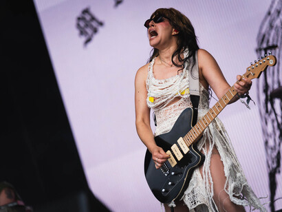 Clítoris: es una estructura altamente sensible, ya que posee unas 8.000 terminaciones nerviosas. Maneqquin Pussy (Vulva maniquí) Festival Wide Awake, mayo 2025, en Brockwell Park, Londres, Inglaterra