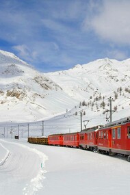 Un treno regionale sulla ferrovia del Bernina, che collega Tirano a Sankt Moritz, in prossimità del valico alpino svizzero del Bernina. La ferrovia del Bernina è la più alta linea ferroviaria ad aderenza naturale delle Alpi ed è inclusa nell'elenco dei Patrimoni dell'umanità stilato dall'UNESCO