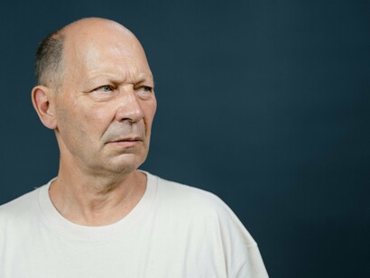Homem mal-humorado. Dizem que a gente envelhece quando para de aprender. E o aprendizado vem do estudo, mas também das lições que a vida nos oferece a todo momento. Sim, a vida! Mesmo no dia a dia, até a mais repetitiva e monótona rotina é pródiga em ensinamentos. Só precisamos estar atentos, ter olhos para ver, interpretar os acontecimentos e dali extrair experiência e maturidade


