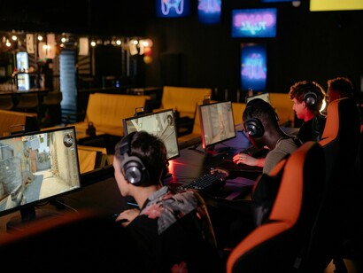 A estimativa de idade por imagem e reconhecimento facial, testada nos últimos anos, também gerou debate. Organizações de privacidade afirmam que o método é impreciso e pode criar novos riscos. A margem de erro, segundo esses grupos, é capaz de classificar erroneamente adultos como adolescentes ou vice-versa, o que compromete os filtros implementados. A coleta e o armazenamento de dados biométricos são outra preocupação, especialmente em países sem marco regulatório robusto sobre o tema
