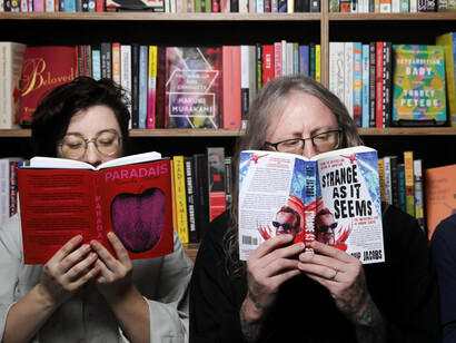 Escritores leyendo en una librería