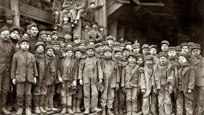 Niños trabajadores de una fábrica en la Inglaterra victoriana