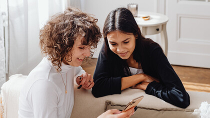 Amigas passam horas trocando ideias sobre assuntos no celular