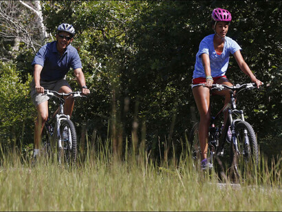 El presidente de los Estados Unidos, Barack Obama, haciendo una ruta en bicicleta con su hija Malia