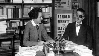 Sylvia Beach, editora de «Ulises» y James Joyce, su autor, en París