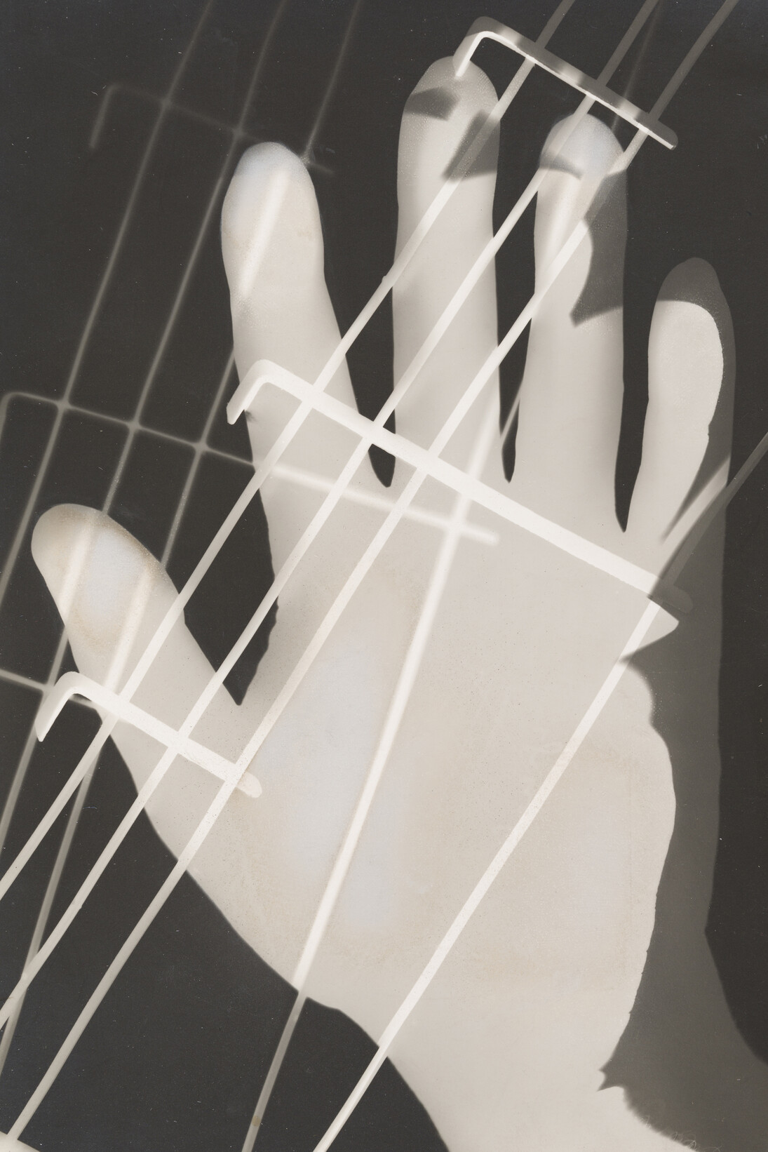 László Moholy-Nagy
Untitled, 1926
Photogram (gelatin silver print), 23.8 x 17.8 cm
Los Angeles County Museum of Art, Ralph M. Parsons Fund
© 2015 Hattula Moholy-Nagy/VG Bild-Kunst, Bonn/Artists Rights Soci- ety (ARS), New York
Photo: courtesy Museum Associates/LACMA