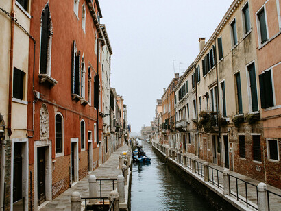 È l’incompiutezza tuttora in essere a consentirci di comprendere come è avvenuto lo sviluppo nel tempo di Venezia, facendoci guardare con occhi diversi ogni punto