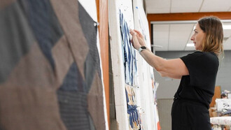 Jessica Wohl utiliza a arte como meio para capturar o invisível nas coisas simples. Inspirada na cultura doméstica e nos traumas e memórias que cada objeto carrega, ela nos convida a explorar a complexidade e a imperfeição da vida cotidiana, desafiando a visão superficial da felicidade e da perfeição