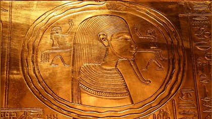 Una veduta delle divinità scolpite su una replica della tomba di Tutankhamon esposti a Francoforte,  Germania, originale conservato al museo Egizio del Cairo, Egitto. "Uroboro" circonda il capo del faraone