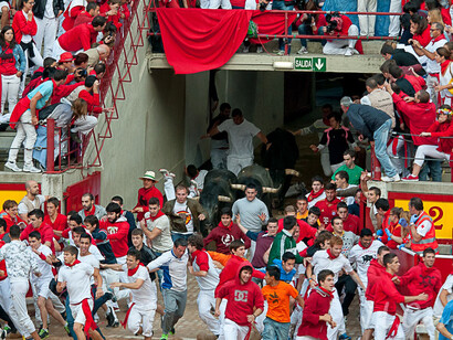 Fiestas de San Fermín en Pamplona. Los mozos entran a la plaza de toros para finalizar el encierro