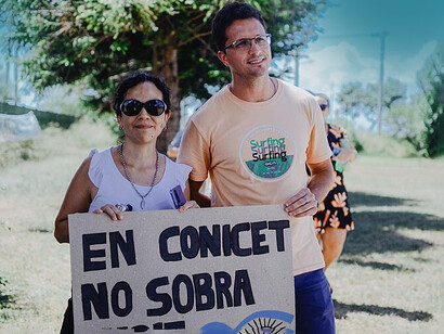Par de investigadores llevan un cartel al reclamo nacional en contra de los recortes al CONICET, Santa Fe, Argentina, enero de 2024