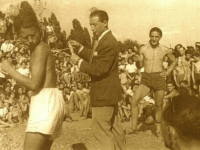 Alfred Fredy Hirsch (al fondo, sin camiseta) participando en una actividad deportiva