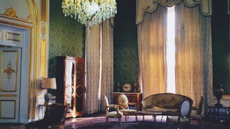 Il Palazzo Niavaran, situato a Teheran, fu la residenza dello scià Mohammad Reza Pahlavi e della famiglia reale fino alla rivoluzione iraniana del 1979. Costruito negli anni '60, il palazzo riflette uno stile moderno con influenze persiane tradizionali ed è oggi un museo che testimonia il lusso e la vita della monarchia iraniana prima della caduta. Interno del palazzo Niavaran, Iran, foto di Flavius Roversi