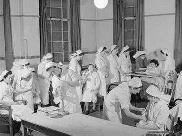 Vista de estudiantes de enfermería familiarizándose con el ambiente del hospital, adquiriendo las normas de etiqueta hospitalaria y practicando vendajes. 1943