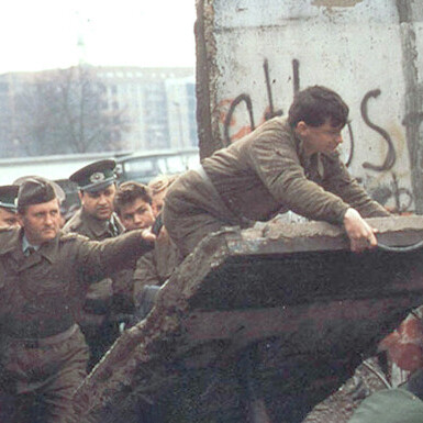 La desaparición del Muro no fue producto exclusivo de boicots externos, sino también de la incapacidad interna para leer las transformaciones tecnológicas, económicas y sociales del tiempo histórico