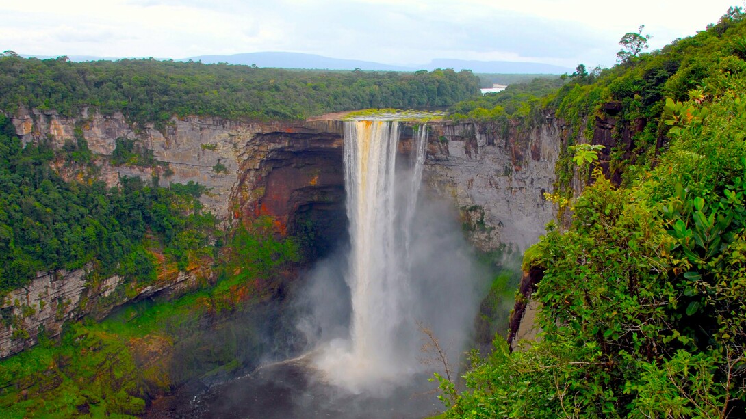 Kaieteur-Fälle in Guayana Esequiba, das seit einem Schiedsspruch von 1899 zum guyanischen Staatsgebiet gehört, jedoch von Venezuela beansprucht wird, das sich auf den Vertrag von Genf vom 17. Februar 1966 beruft