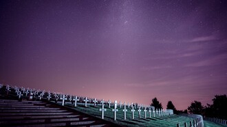 Cementerio bajo el resplandor de las estrellas