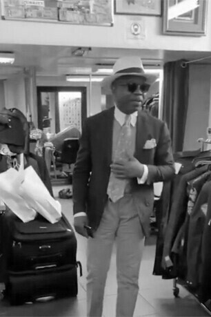 El sapeur conoce su hábitat y decide vestirse. El privilegio no es tener dinero. Es poder creer que la historia no decide tu visibilidad. Jocely Armel, conocido como Bachelor, República Democrática del Congo
