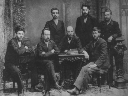 Unión de Lucha por la Emancipación de la Clase Obrera, San Petersburgo, diciembre de 1895. De izquierda a derecha, de pie: A.L. Málchenko, P.K. Zaporozhets, A.A. Vanéiev; sentados: V. V. Starkov, G. M. Krzhizhanovski, V.I. Ulyánov (Lenin) y Yuli Mártov