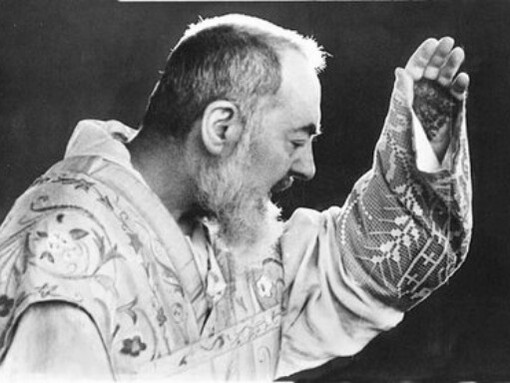 Padre Pio durante una messa