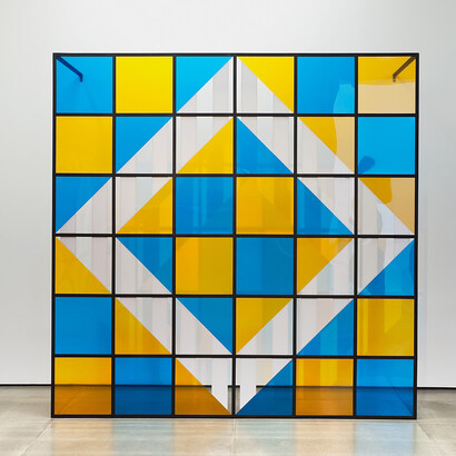 Daniel Buren, Cores, luz, projeção, sombras, transparência: obras in situ 2 2015, estrutura metálica, vinil, adesivado, acrílico e espelho, 200 x 200 x 50 cm