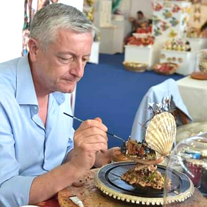 Mario Accurso, artista italiano que por muchos años ha trabajado en el arte del pesebre en miniatura