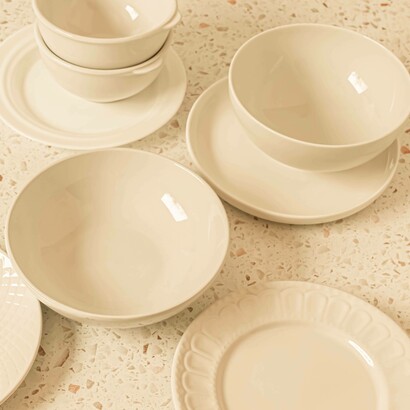 Servizio di piatti e tazzine: "Il piatto magico non sparì mai davvero. Rimase lì, nascosto nei luoghi dove l’amore si fa eterno e il tempo si ferma per un sorriso"