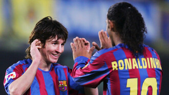 Ronaldinho Gaucho e Lionel Messi em campo quando jogavam pelo club Barcelona em 2008