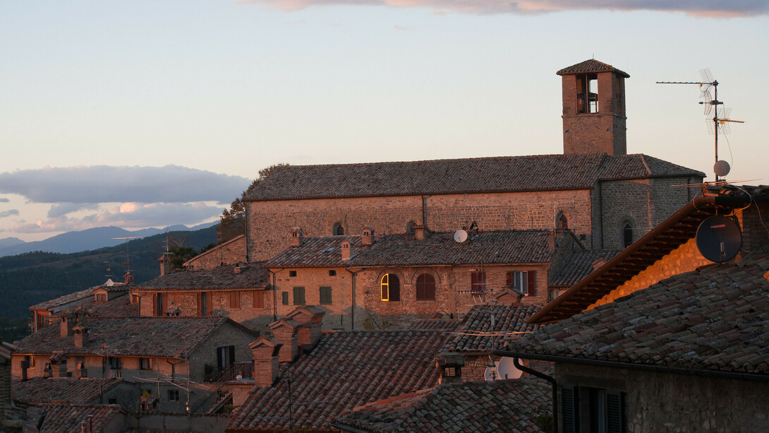 Il borgo di Montone, Umbria, Italia. Il fascino medievale e la bellezza degli edifici storici hanno alimentato un mercato immobiliare internazionale molto competitivo