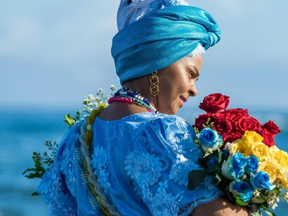 Candomblecista com oferendas. Como se fossem imagens mortas instrumentos movidos exclusivamente pelas rodas do costume. Para Bacon, portanto, o problema consistia em induzir melhores hábitos o mais cedo possível”. (Thompson, 1998, p. 14) Ou seja, o costume revela a cultura local. Fica gravado no coração como diz Jean Jaques Rosseau. Desse modo o folclore e o patrimônio imaterial estão imbuídos de costumes