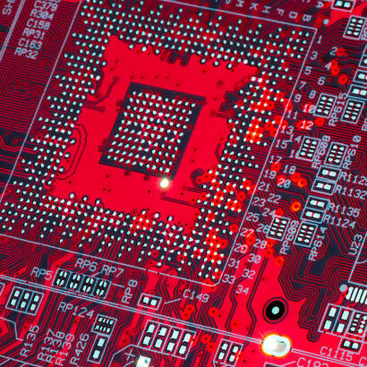 Vista cenital de un microchip en una placa madre