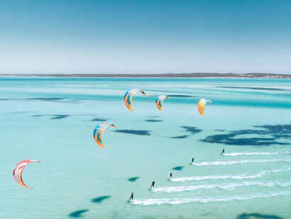 Pour les kitesurfeurs, une prévision venteuse n'est pas une contrainte mais une invitation à prendre la route vers le prochain spot