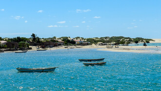 Mar e barcos flutuando nas águas de Galinhos, Rio Grande do Norte, Brasil