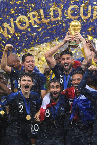La France célébrant sa victoire de la Coupe du Monde de 2018 en Russie. Un geste de joie collective, un cri de victoire. La France se relève, forte de son histoire et prête à écrire un nouveau chapitre