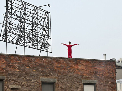 Compañía de Danza Trisha Brown, Roof Piece, 1971. Actuación en el High Line, Nueva York, Estados Unidos, 9-11 de junio de 2011