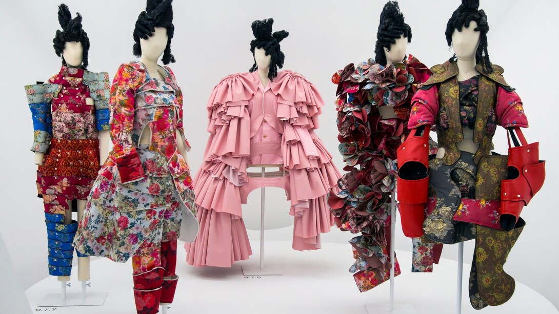 I capi del marchio Comme des Garçons esposti al Metropolitan Museum of Art di New York nell’ambito della mostra “Rei Kawakubo/Comme des Garçons: Art of the In-Between”