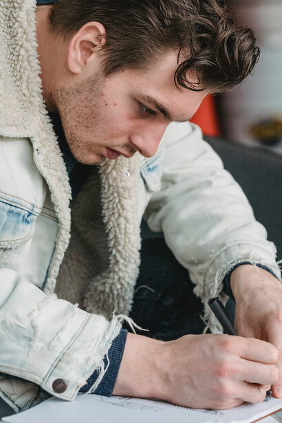 Autor rascunha trechos de livro que será uma autobiografia